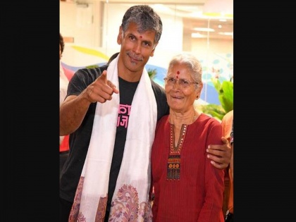 Milind Soman skips rope with his 81-year-old mother in new workout video PSC | मिलिंद सोमणसोबत त्याची ८१ वर्षांची आई मारतेय दोरीच्या उड्या, पाहा हा प्रेरणादायी व्हिडिओ