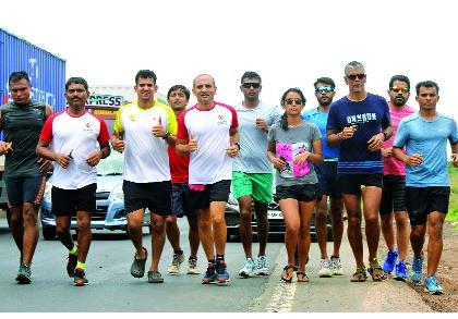 Milind Soman prepares for 'Double Eyeliner' - Choosing Kolhapur Premises: Cycling, Swimming, Sprinting, 21 Hours | मिलिंद सोमण ‘डबल आयर्नमॅन’साठी सज्ज-कोल्हापूर परिसराला पसंती : सायकलिंग, पोहणे, धावणे असा २१ तास केला सराव