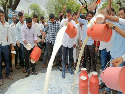 Roadblock at Jarud for price increase of milk producing farmers | बीडमध्ये दूध उत्पादक शेतकऱ्यांचा दरवाढीसाठी रास्तारोको