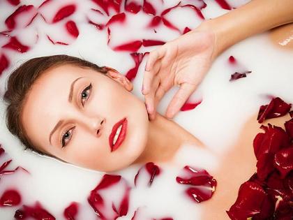 Know the benefits of milk bath for skin | चमकदार आणि मुलायम त्वचेसाठी आंघोळीच्या पाण्यात टाका दूध, मग बघा कमाल!  