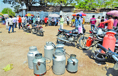 Solapur Milk Market; O Give two rupees less .. but do not measure it! | Solapur Milk Market; ओ ऽऽ दोन रुपये कमी द्या.. पण माप मारू नका !