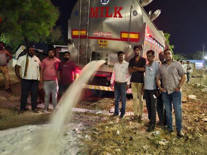 Stock of adulterated cow milk worth Rs 10 lakh destroyed, action taken against Nagaj Phata | भेसळयुक्त गाय दुधाचा १० लाखाचा साठा नष्ट, नागज फाट्यावर कारवाई Stock of adulterated cow milk worth Rs 10 lakh destroyed, action taken against Nagaj Phata | भेसळयुक्त गाय दुधाचा १० लाखाचा साठा नष्ट, नागज फाट्यावर कारवाई