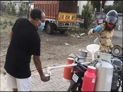 coronavirus lockdown milk man delivers milk in unique way video goes viral-SRJ | सोशल डिस्टंसिंग पाळण्यासाठी दूध विक्रेत्याने लढवली अनोखी शक्कल, फोटो व्हायरल