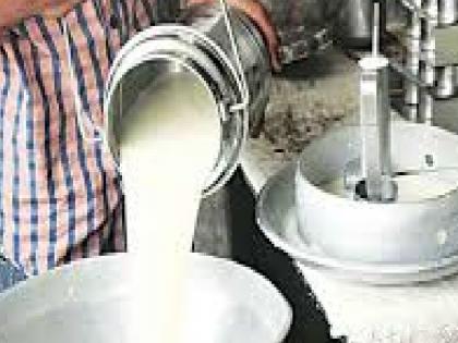 Food and drug action against adulterants of milk in Sangli district, collection center sealed in Khanapur | सांगली जिल्ह्यात दुध भेसळ करणाऱ्यांवर ‘अन्न व औषध’ची कारवाई, खानापुरात संकलन केंद्र केले सील