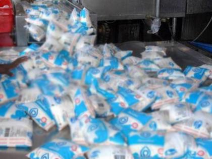 Collect milk bags, otherwise strict action State government warns to milk production factory | दूध पिशव्यांचे संकलन करा अन्यथा कठोर कारवाई; प्लास्टिक बंदीवरुन पुन्हा वाद पेटणार 