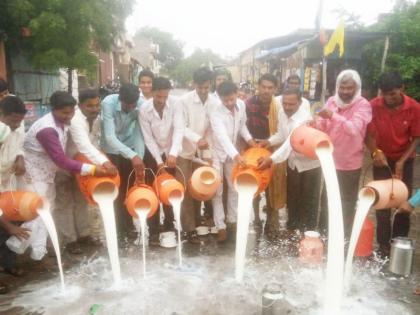 Swabhimani's 'Milk Bandh' movement started in Solapur district | सोलापूर जिल्ह्यात ‘स्वाभिमानी’चे ‘दूध बंद’ आंदोलन पेटले