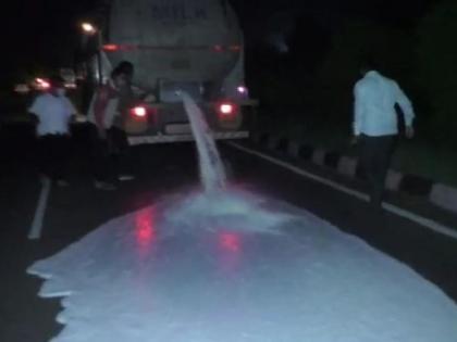 Activists of Swabhimani Shetkari Sanghatana smashed a milk tanker ... | दूध तापलं! स्वाभिमानी शेतकरी संघटनेच्या कार्यकर्त्यांनी दुधाचा टँकर फोडला...