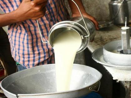 Another blow to the general public Cow's milk has become expensive, the price has increased by two rupees per liter | सर्वसामान्यांना आणखी एक झटका! गायीचं दूध महागलं, दरात लिटरमागे दोन रुपयांची वाढ