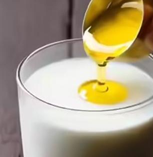 झोपण्यापूर्वी चमचाभर साजूक तूप घातलेले दूध प्या - पचन होईल सहज आणि झोप लागेल शांत