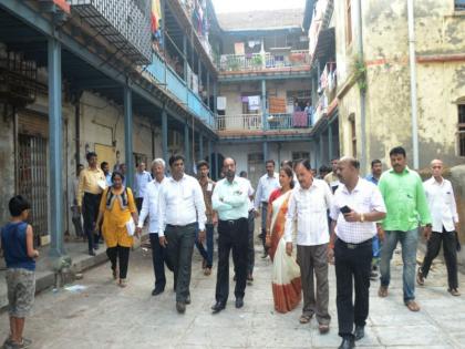 Inspecting Ahmed Salear buildings from the Chairman of the Building Amendment Board | इमारत दुरुस्ती मंडळाच्या सभापतींकडून अहमद सेलर  इमारतींची पाहणी 