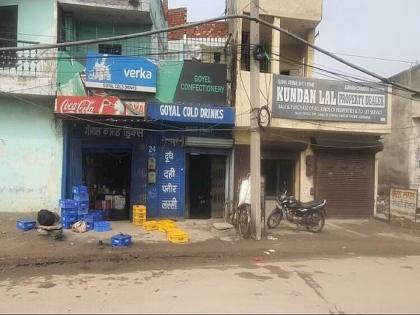 In Ludhiana Suspected of throwing chemicals in drains, 11 victims of poisonous gas | दुधासाठी गेलेले परतलेच नाहीत, रांगेत उभे होते अन् बेशुद्ध पडले; ११ जण दगावले