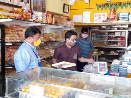 Food and Drug Administration raids Sweetmart and hotels in buldhana | अन्न व औषध प्रशासन मंत्र्यांची धाड, स्वीटमार्ट अन् हॉटेल्समध्ये केली तपासणी 