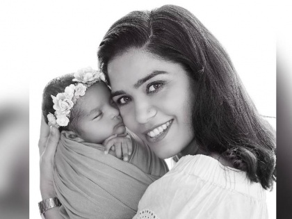 marathi actress Meenakshi Rathod share her baby cute photo | मिनाक्षी राठोडची लेक शिकतीये नवनवीन गोष्टी; अभिनेत्रीने शेअर केला क्युट फोटो