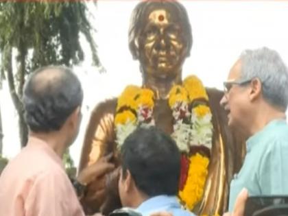 "महाराष्ट्र पेटवण्याचा डाव..."; मीनाताई ठाकरे पुतळ्याची पाहणी, उद्धव ठाकरेंनी व्यक्त केल्या २ शंका - Marathi News | "A plot to set Maharashtra on fire..."; Inspection of Meenatai Thackeray statue, Uddhav Thackeray expressed 2 doubts | Latest politics News at Lokmat.com "महाराष्ट्र पेटवण्याचा डाव..."; मीनाताई ठाकरे पुतळ्याची पाहणी, उद्धव ठाकरेंनी व्यक्त केल्या २ शंका - Marathi News | "A plot to set Maharashtra on fire..."; Inspection of Meenatai Thackeray statue, Uddhav Thackeray expressed 2 doubts | Latest politics News at Lokmat.com