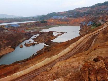 Due to the closure of the mining companies, 70 children are deprived of the school | खाण कंपन्यांनी वाहतूक बंद केल्याने 70 मुले शाळेपासून वंचित