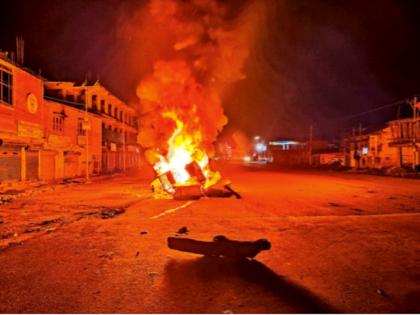 In Manipur, BJP MLAs, Leaders' Houses Attempted To Burn, Violent Mobs Clash With Security Forces; Two people were injured | मणिपूरमध्ये भाजप आमदार, नेत्यांची घरे जाळण्याचा प्रयत्न, हिंसक जमावाची सुरक्षा दलाबरोबर चकमक; दोन जण जखमी