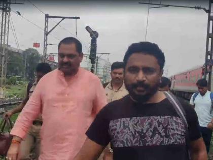 Minister and MLAs hit by rain Anil Patil, Amol Mitkari's journey on foot from a railway truck | मंत्री अन् आमदारांना पावसाचा फटका; अनिल पाटील, अमोल मिटकरींचा रेल्वे ट्रॅक वरून पायी प्रवास