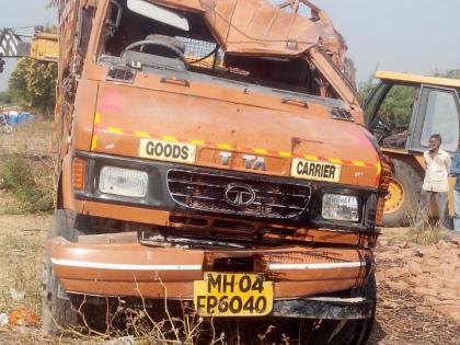 Accident on Akola-Akot road; Two killed, two seriously injured | अकोला-अकोट मार्गावर विटांनी भरलेला मिनी ट्रक उलटला; १ ठार, ४ जखमी