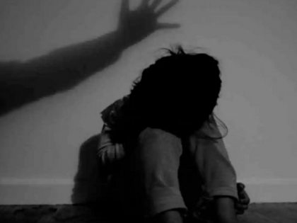 Father's friend molested the little girl by offering Rs 50 as bait | ५० रुपयांचे आमिष देऊन वडिलांच्या मित्राने केला चिमुकलीवर अत्याचार