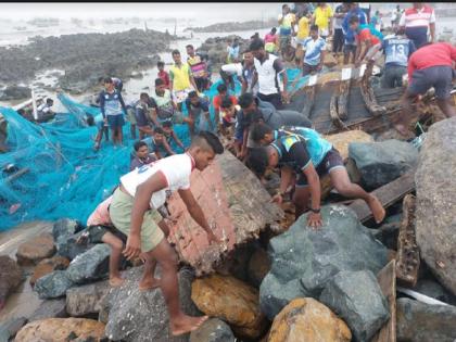 boat sank in sea near Bhainder due to strong winds; Damage 3 other boats too | वादळी वाऱ्यामुळे भाईंदरमध्ये बोट उध्वस्त; अन्य 3 बोटींचे सुद्धा नुकसान