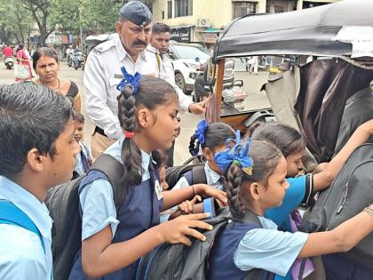Traffic police provide information to school students during the bandh in Mira Bhayandar | मीरा भाईंदर येथील बंददरम्यान वाहतूक पोलिसाचा शाळेतील विद्यार्थ्यांना माहितीचा हात Traffic police provide information to school students during the bandh in Mira Bhayandar | मीरा भाईंदर येथील बंददरम्यान वाहतूक पोलिसाचा शाळेतील विद्यार्थ्यांना माहितीचा हात