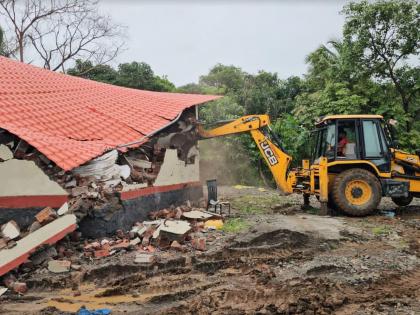 Illegal hotels and lodging landlords set up on government land in Bhayander    | भाईंदरमध्ये सरकारी जागेत उभारलेले बेकायदा हॉटेल व लॉजिंग जमीनदोस्त   