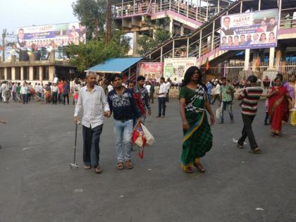 Due to the visit of Chief Minister Devendra Fadnavis to Mira Road, children, old age and others should make the trip | मुख्यमंत्री देवेंद्र फडणवीस यांच्या मीरा रोड भेटीमुळे लहान मुलं, वृध्द आदींना करावी लागली पायपीट