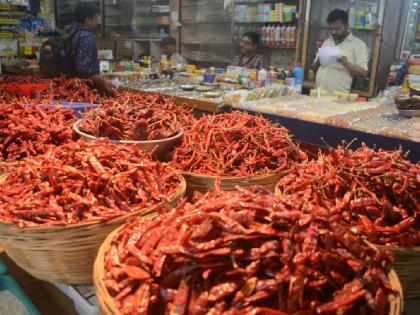 Lal chilli flared up due to rain, price rise in market committee; | पावसामुळे लाल मिर्ची भडकली, बाजारसमितीमध्ये भाववाढ; मसाल्यांचेही दर वाढल्याने खर्च वाढला