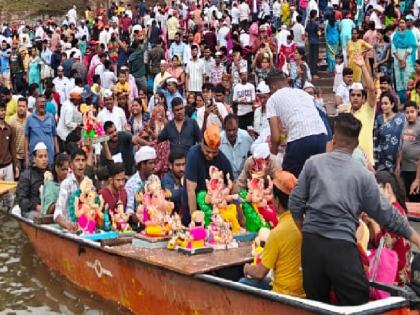 Ganesh immersion of 54 mandals in Miraj, crowd at Ganesh Lake and Krishna Ghat for immersion of homemade Ganesh idols | मिरजेत ५४ मंडळांच्या गणेशाचे विसर्जन, घरगुती गणेशमूर्तींच्या विसर्जनासाठी गणेश तलाव व कृष्णाघाटावर गर्दी Ganesh immersion of 54 mandals in Miraj, crowd at Ganesh Lake and Krishna Ghat for immersion of homemade Ganesh idols | मिरजेत ५४ मंडळांच्या गणेशाचे विसर्जन, घरगुती गणेशमूर्तींच्या विसर्जनासाठी गणेश तलाव व कृष्णाघाटावर गर्दी