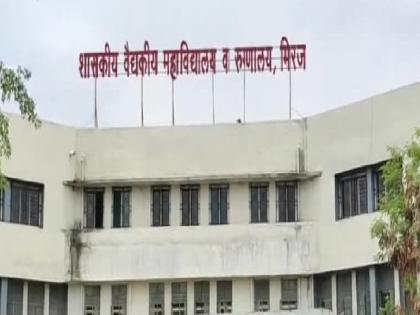 Medical students in the Corona Room in Miraj Civil | मिरज सिव्हिलमध्ये कोरोना कक्षात वैद्यकीय विद्यार्थ्यांचा धुडकूस, सामूहिक नृत्य व क्रिकेटचा रंगला सामना