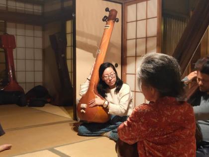 Lessons for Japanese music lovers of Indian musicians | भारतीय तंतुवाद्यांचे जपानी संगीतप्रेमींना धडे