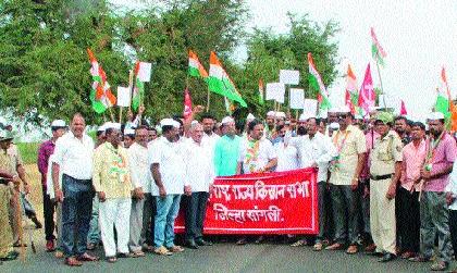  Stop the Congress road to oppose land acquisition, traffic jam on the Miraj-Pandharpur road | भूसंपादनास विरोधासाठी काँग्रेसचा रास्ता रोको मिरज-पंढरपूर रस्त्यावर वाहतूक ठप्प