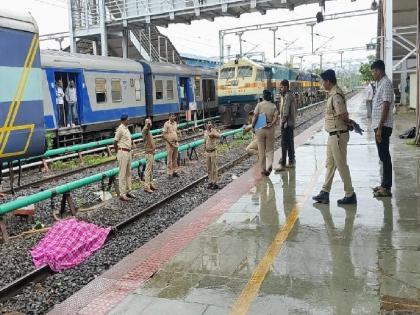 A person committed suicide by grabbing a railway electric wire, incident at Miraj station Sangli | Sangli: रेल्वेच्या विद्युत तारेला पकडून एकाची आत्महत्या, मिरज स्थानकातील घटना 