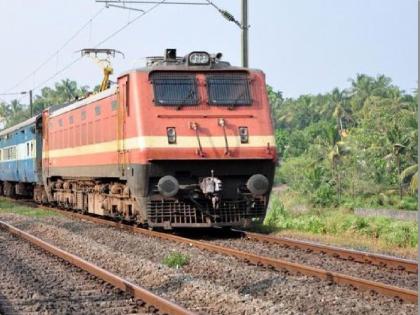 Cement pillars placed on railway tracks for looting purposes, Miraj railway police arrested the two | लूटमारीच्या उद्देशाने रेल्वे मार्गावर ठेवले सिमेंटचे खांब, मिरज रेल्वे पोलिसांनी केली दोघांना अटक