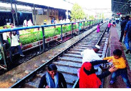 Miraj junction railway station's drought: Central Railway administration ignored | मिरज जंक्शन रेल्वेस्थानकाची दुरवस्था : मध्य रेल्वे प्रशासनाचे दुर्लक्ष