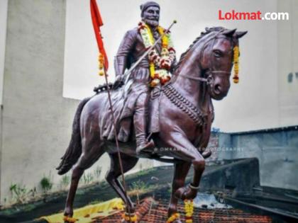 The statue of Shivaji Maharaj 52 years ago in Miraj is still standing strong The construction was done through public subscription | Sangli: मिरजेतील ५२ वर्षांपूर्वीचा शिवरायांचा पुतळा आजही भक्कम, लोकवर्गणीतून केली होती उभारणी