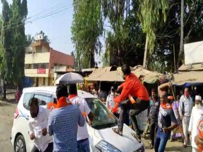 Desecration of a statue of Lord Shiva in Bangalore In Miraj angry Shiv Sainiks blew up vehicles in Karnataka | शिवरायांच्या पुतळ्याची विटंबना : मिरजेत संतप्त शिवसैनिकांनी कर्नाटकच्या गाड्या फोडल्या