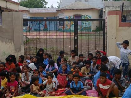 Angry parents block school in Miraj Sangli due to lack of teachers | Sangli: शिक्षक नसल्याने मिरजेत संतप्त पालकांनी शाळेला ठोकले टाळे, विद्यार्थी रस्त्यावर Angry parents block school in Miraj Sangli due to lack of teachers | Sangli: शिक्षक नसल्याने मिरजेत संतप्त पालकांनी शाळेला ठोकले टाळे, विद्यार्थी रस्त्यावर