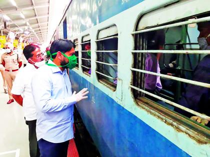 Shramik special train from Mirzapur to Gorakhpur | Coronavirus in Maharashtra ११८४ प्रवासी आनंदी, निघाले आपल्या गावी : मिरजेतून गोरखपूरला श्रमिक स्पेशल रेल्वे रवाना