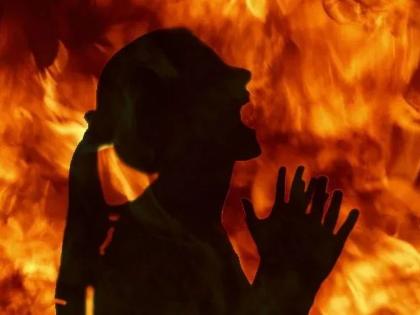 man throws Flammable chemical on women for rejecting his demand to withdraw rape case | बलात्काराचा गुन्हा मागे घेण्यास नकार दिल्यानं महिलेवर ज्वालाग्राही रसायन फेकलं