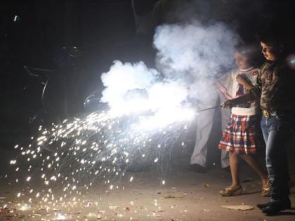 Due to the crackers of the crackers, the children's breathing stops | फटाक्यांच्या धुरामुळे लहान मुलांचा श्वास कोंडला