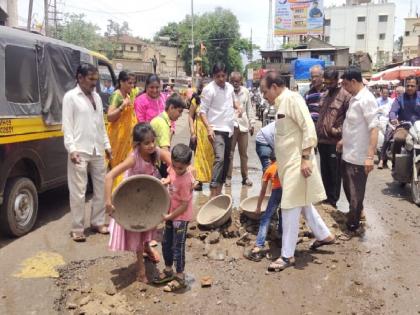 Bad condition of roads due to rain in Miraj, school children are protesting by filling potholes at their own expense | पावसामुळे रस्त्यांची दाणादाण, स्वखर्चातून शाळकरी मुलांकडून मिरजेत खड्डे बुजवून आंदोलन