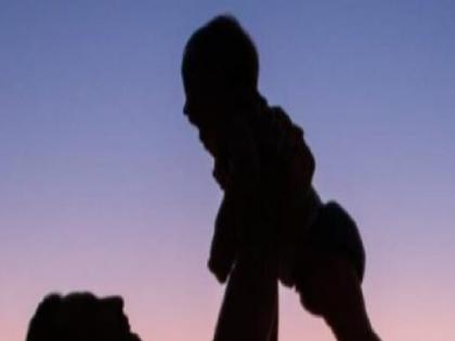 The father threw the seven-month-old girl from a height in Ratnagiri | Ratnagiri: सात महिन्यांच्या मुलीला बापाने उंचावरुन टाकले, डोक्याला मार लागल्याने मुलगी पडली बेशुद्ध 