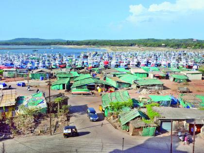 Fishing halted due to strong winds | वादळी वाऱ्यांमुळे मासेमारी ठप्प, मच्छिमारांना फटका