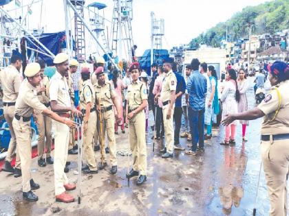 A team of the Mirkarwada Authority arrived at the port under police escort to remove fishing boats that were illegally moored at the jetty in Mirkarwada port | दोन दिवसात मालक स्वतःच नौका हलवणार, मिरकरवाडा बंदराला पोलिस छावणीचे स्वरुप A team of the Mirkarwada Authority arrived at the port under police escort to remove fishing boats that were illegally moored at the jetty in Mirkarwada port | दोन दिवसात मालक स्वतःच नौका हलवणार, मिरकरवाडा बंदराला पोलिस छावणीचे स्वरुप