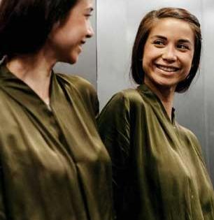 काय सांगता? फक्त स्वत:ला पाहण्यासाठी नाही तर 'या' कारणांसाठी लिफ्टमध्ये असतो आरसा