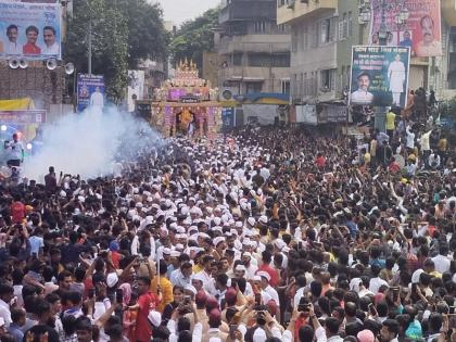 Bappa seated in resplendent chariots Determination to finish immersion procession in Pune in less time | बाप्पा दिमाखदार रथांमध्ये विराजमान; पुण्यातील विसर्जन मिरवणूक कमी वेळेत संपवण्याचा निर्धार