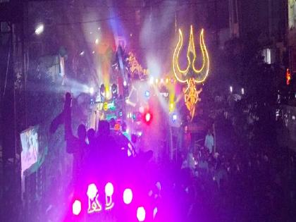 Crime against 8 people who used laser beam light in immersion procession in Satara, police administration slapped  | साताऱ्यात विसर्जन मिरवणुकीत लेझर बीम लाईट वापरणाऱ्या ८ जणांवर गुन्हा, पोलिस प्रशासनाचा दणका 