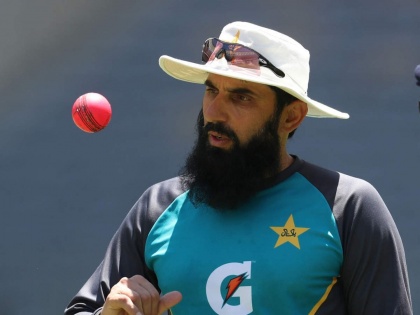 Pakistan head coach Misbah-ul-Haq proposes unique way to avoid use of saliva instinctively svg | पाकिस्तानच्या प्रशिक्षकानं सुचवला जुगाड; चेंडूला थूंकी लावण्याची गोलंदाजांची मोडेल सवय!