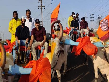 MNS leader Amit Thackeray drove a bullock cart in Khed village in Pune | ...अन् अमित ठाकरेंनी थेट बैलगाडीच चालवली; त्यांच्या वेगळ्या अंदाजाने मनसैनिकही भारावले